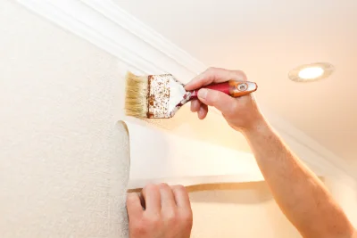 Pose de papier peint à Amanzé — revêtements muraux et toiles de verre